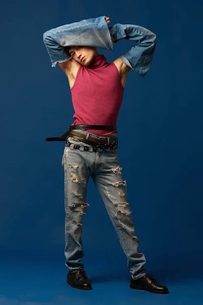 Portrét Stylového Mladého Muže Kalhotách Rukou Růžové Kombinéze Džínách Stylu — Stock fotografie