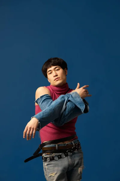 Wyjątkowość Portret Stylowego Młodzieńca Pozującego Spodniach Rękach Różowym Singlecie Dżinsach — Zdjęcie stockowe