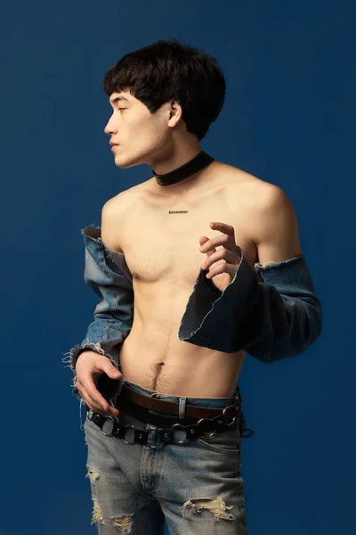 Portrét Mladého Muže Pózujícího Bez Trička Retro Džínách Kalhoty Rukou — Stock fotografie