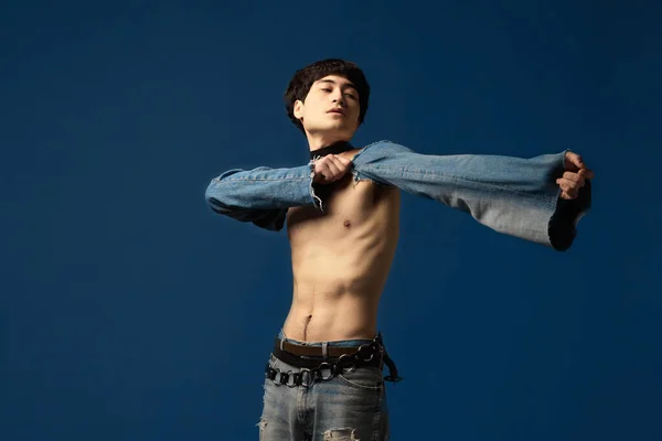 Portret Van Een Jonge Man Die Shirtloos Poseert Met Jeans — Stockfoto