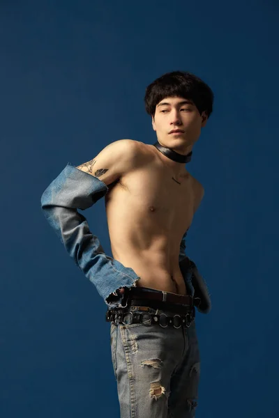 Portret Młodego Mężczyzny Pozującego Bez Koszulki Elementami Rękawów Dżinsów Tle — Zdjęcie stockowe