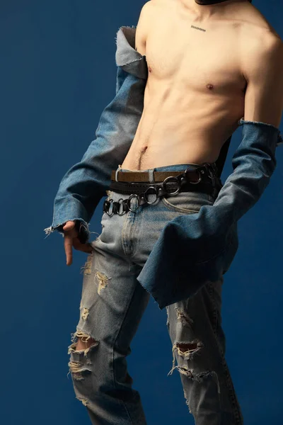 Image Recadrée Jeune Homme Posant Torse Jeans Sur Fond Bleu — Photo