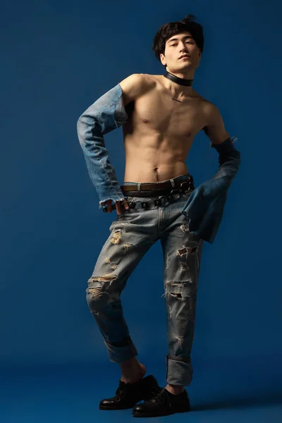 Porträt Eines Jungen Koreanischen Mannes Der Ohne Hemd Jeans Alten — Stockfoto