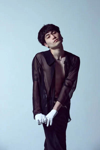 Ritratto Bel Ragazzo Che Indossa Elegante Trasparente Camicia Nera Sul — Foto Stock