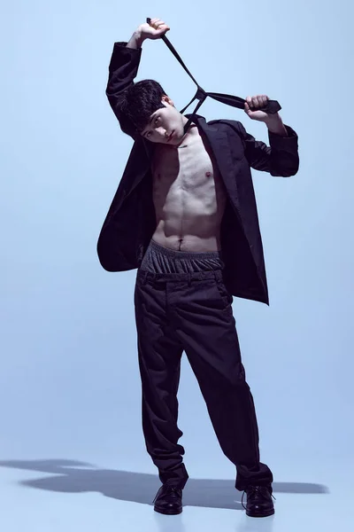 Ritratto Giovane Ragazzo Elegante Posa Giacca Nera Sul Corpo Nudo — Foto Stock