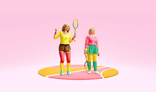 Zwei Ältere Frauen Bunter Bequemer Sportbekleidung Posieren Mit Retro Tennisschlägern — Stockfoto