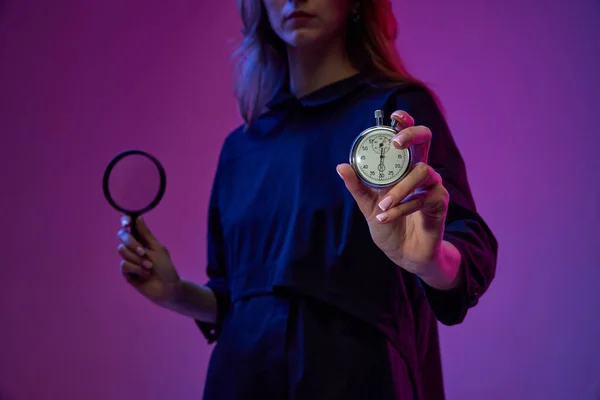 Zarządzanie Czasem Badania Młoda Kobieta Trzymająca Zegar Szkło Powiększające Gradientowym — Zdjęcie stockowe
