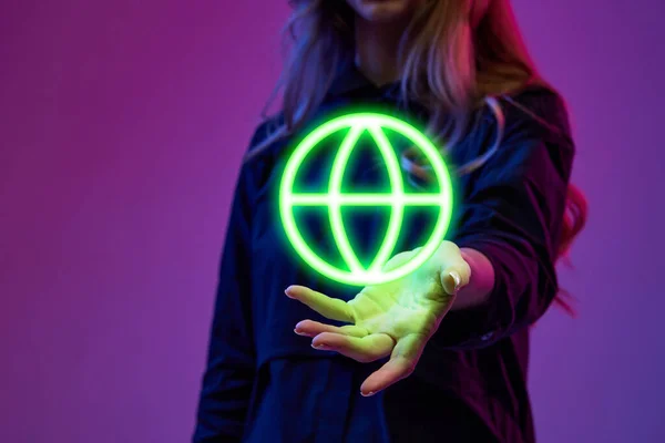 Mão Feminina Segurando Virtual Holográfico Ícone Digital Web Usando Rede — Fotografia de Stock