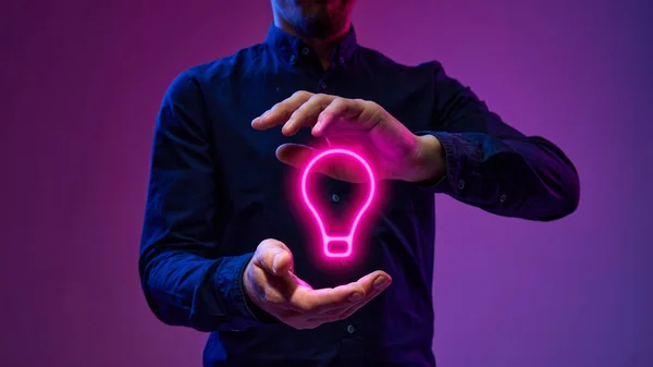 Neon Gekleurde Lamp Tussen Mannelijke Handen Zakenman Genereren Van Innovatieve — Stockfoto