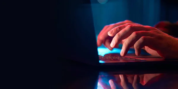 Empresário Trabalhando Remotamente Digitando Teclado Laptop Sobre Luz Néon Usando — Fotografia de Stock