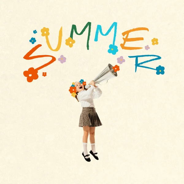 敏感的小女孩 穿着校服的学生欢快地跳过韧带的背景 当代艺术拼贴 暑假的概念 — 图库照片