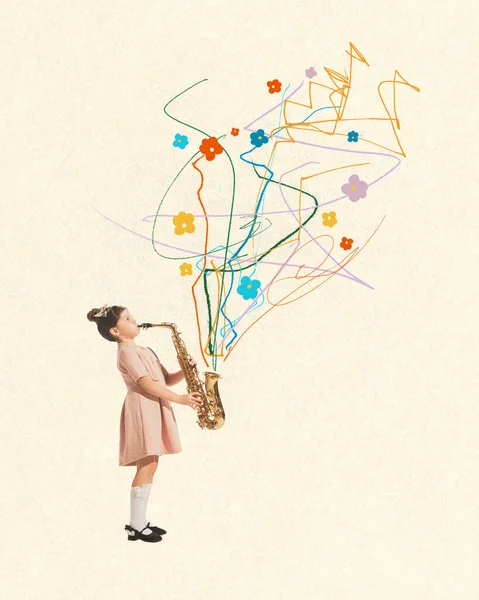Pequena Menina Bonito Vestido Rosa Tocando Trompete Fazendo Sons Adoráveis — Fotografia de Stock