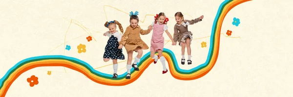 かわいい女の子 レトロな服を一緒に遊んで子供たちは カラフルな虹の上にジャンプします 夏の日 現代美術のコラージュ 夏休み 子供時代 想像力 楽しみ インスピレーションの概念 — ストック写真