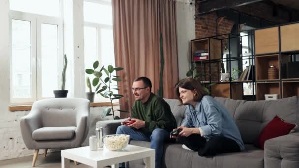 Man Woman Sitting Couch Living Room Playing Online Video Games — Stock Video