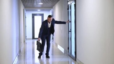 Terfi alıyorum. İş adamı kabineden çıkıp duygusal olarak neşe ve eğlenceyle dans etmeye başlıyor. Başarının kutlaması. İş kavramı, duygular, neşe, ofis, yaşam tarzı