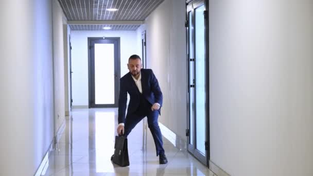 Αστείος Υπάλληλος Φεύγει Από Γραφείο Του Αφεντικού Και Αρχίζει Χορεύει — Αρχείο Βίντεο