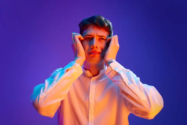Retrato Jovem Homem Emocional Camisa Branca Tocando Rosto Com Mãos — Fotografia de Stock