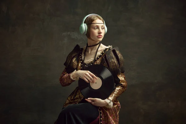Retrato Menina Bonita Pessoa Real Vestido Vintage Elegante Ouvir Música — Fotografia de Stock