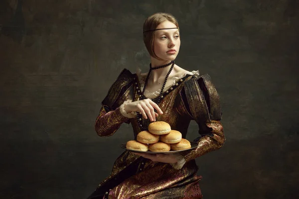 Portré Fiatal Elegáns Gyönyörű Lány Vintage Jelmezben Ruha Gazdaság Burger — Stock Fotó
