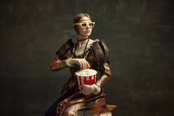 黒緑色の背景にポップコーンを食べ ヴィンテージドレスや3D映画のメガネで中世の王女の肖像画 歴史の概念 ルネサンス芸術のリメイク 時代の比較 現代のレジャー — ストック写真