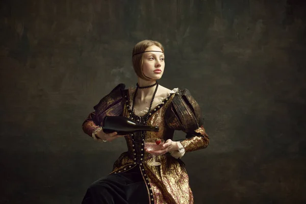 Portret Młodej Dziewczyny Księżniczka Zabytkowej Sukience Wlewającej Szampana Szklanki Ciemnozielonym — Zdjęcie stockowe