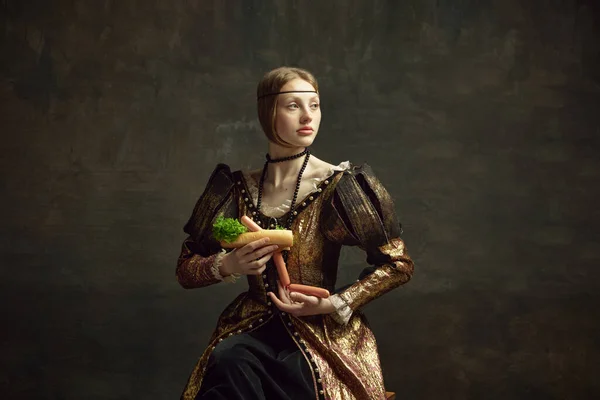 Portret Młodej Pięknej Kobiety Zabytkowej Eleganckiej Sukience Trzymającej Olbrzymiego Hot — Zdjęcie stockowe