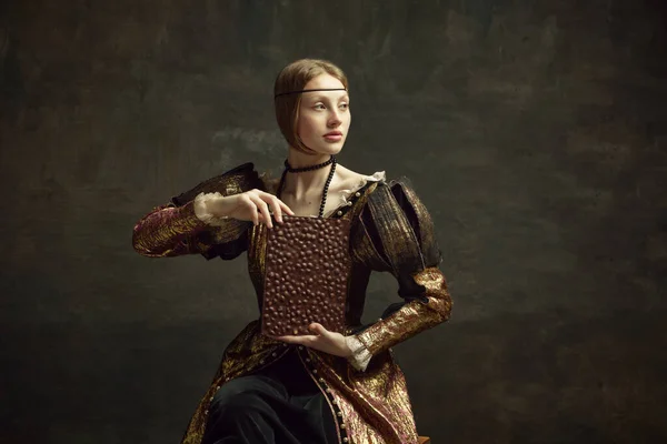 Retrato Niña Bonita Persona Real Medieval Princesa Vestido Vintage Sosteniendo —  Fotos de Stock