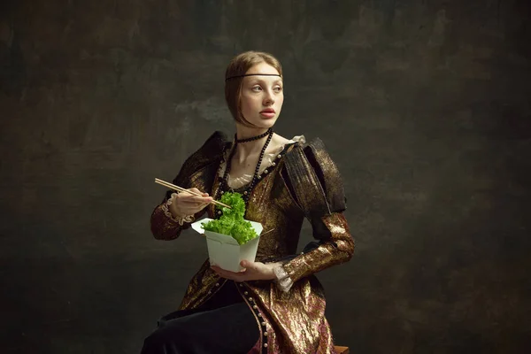 Retrato Menina Elegante Rainha Vestido Vintage Comer Alface Com Pauzinho — Fotografia de Stock