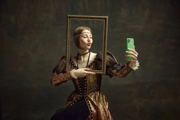 Ritratto Bella Ragazza Persona Reale Abito Vintage Con Cornice Selfie — Foto Stock