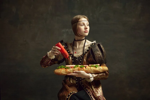 Retrato Menina Rainha Princesa Traje Vintage Colocando Ketchup Baguete Sanduíche — Fotografia de Stock