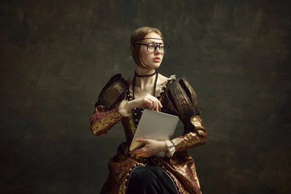 年轻而漂亮的女孩 穿着古色古香衣服的皇室成员 戴着现代眼镜 头戴墨绿色背景的笔记本电脑 女商人历史 复兴艺术 时代概念比较 — 图库照片