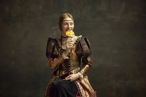 드레스를 사탕을 사람의 초상화 어두운 배경에 롤리팝 역사의 르네상스 미술의 — 스톡 사진