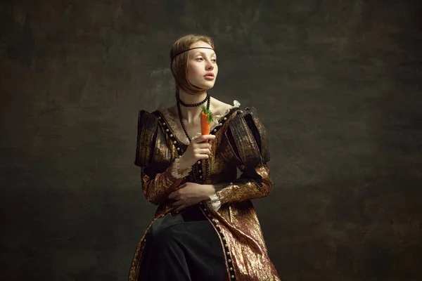 Retrato Menina Princesa Pessoa Real Vestido Vintage Posando Com Cenoura — Fotografia de Stock