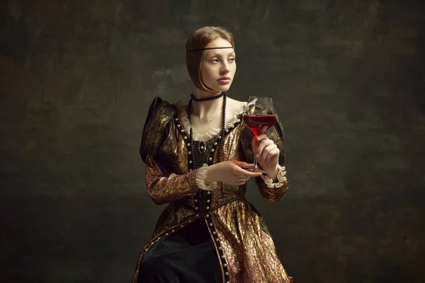 Portrét Krásné Mladé Dívky Princezna Retro Šaty Pití Červeného Vína — Stock fotografie
