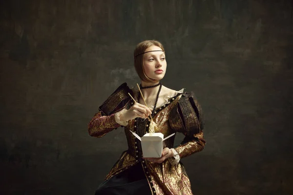 若い女の子の肖像画 王室の人 プリンセスヴィンテージのドレス暗い緑の背景に箸で麺を食べる 歴史の概念 ルネサンス芸術のリメイク 時代の比較 — ストック写真