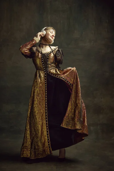 Retrato Completo Menina Pessoa Real Princesa Vestido Vintage Ouvindo Música — Fotografia de Stock