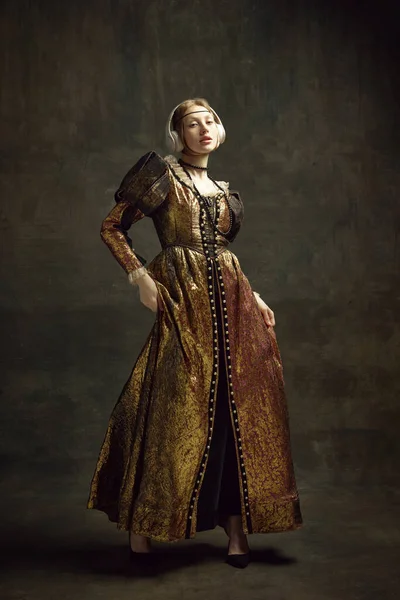 Retrato Completo Menina Pessoa Real Princesa Vestido Vintage Ouvindo Música — Fotografia de Stock