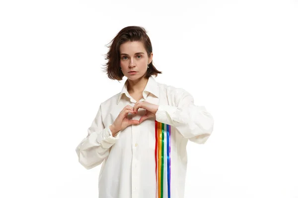 Portret Van Een Jonge Vrouw Een Wit Shirt Met Regenbooglijn — Stockfoto