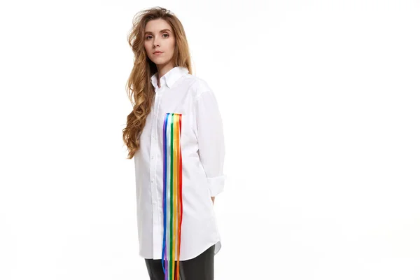 Retrato Menina Vestindo Camisa Branca Com Linha Arco Íris Simbolizando — Fotografia de Stock