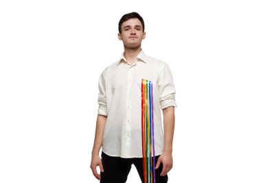 Beyaz gömlekli, gökkuşağıyla poz veren genç bir adam portresi, beyaz arka planda lgbt bayrağı. Gururlu ve kendinden emin görünüyorsun. Igbt topluluğu kavramı, destek, sevgi, insan hakları, gurur ayı