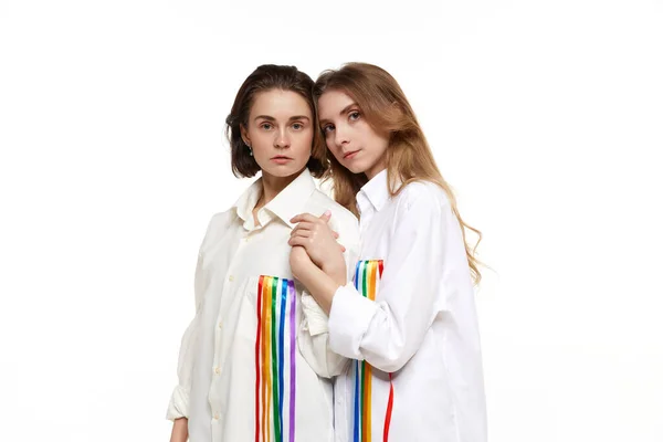 Portrait Deux Jeunes Femmes Couple Chemise Blanche Avec Ligne Arc — Photo