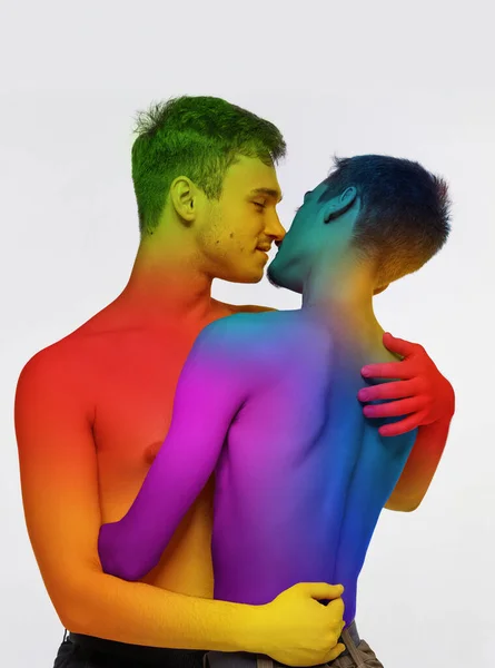 二人の愛する若い男性の肖像画 カップルの抱擁 白い背景にキス 虹色のボディで軽率なポーズモデル Lgbtコミュニティ プライド月間の概念 — ストック写真