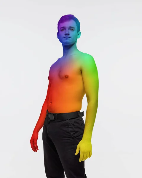 바지를 셔츠를 배경에 무지개 색으로 남자의 초상화 Lgbt 의지지자 Lgbt — 스톡 사진