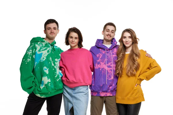 Retrato Cuatro Jóvenes Amigos Con Sudaderas Colores Posando Sobre Fondo — Foto de Stock