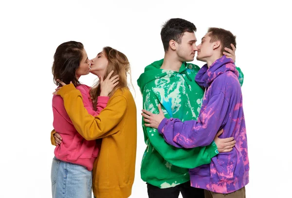 Dört Genç Insanın Portresi Renkli Kapüşonlu Aynı Seks Çiftleri Beyaz — Stok fotoğraf