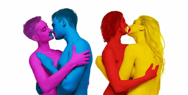 四个年轻人的肖像 同性伴侣装扮成赤身裸体 亲吻着白人背景 Lgbtqia的支持者 Lgbt Community Support Love Human Rights — 图库照片