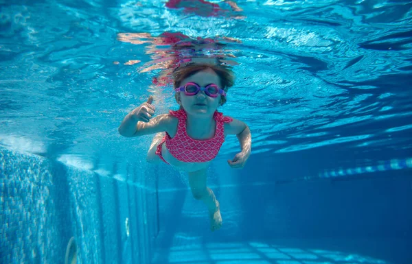 Bonita Engraçada Pequena Menina Criança Maiô Rosa Óculos Nadando Debaixo — Fotografia de Stock