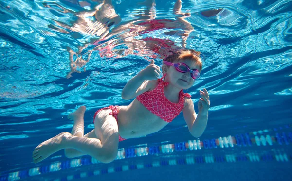 Positivo Carino Bambina Bambino Costume Bagno Rosa Occhiali Subacquei Nuoto — Foto Stock