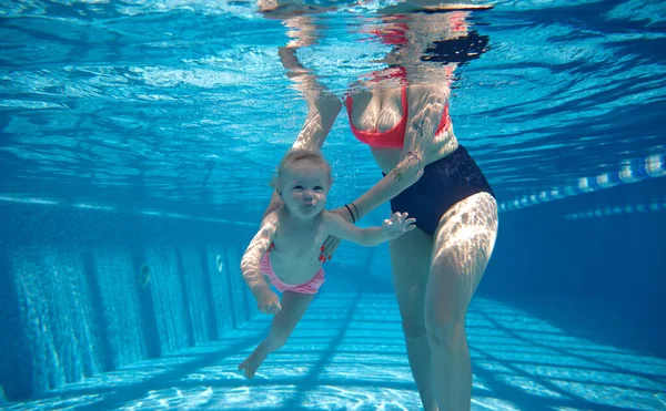 Mała Dziewczynka Cute Dziecko Pływanie Pod Wodą Basenie Instruktorem Sportów — Zdjęcie stockowe