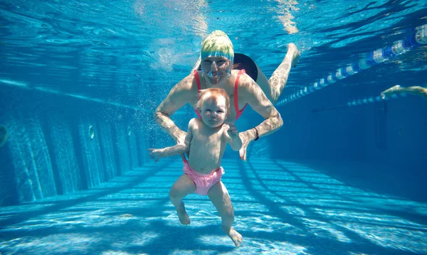 Mała Zabawna Słodka Dziewczynka Dziecko Pływające Pod Wodą Basenie Instruktorem — Zdjęcie stockowe